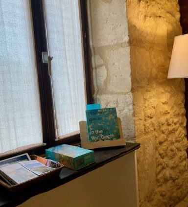Een houten venster met een lamp, een boekenplank en decoratieve dozen.