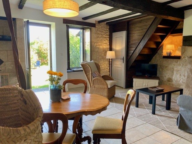 Slaapkamer met een bed en schilderij op de muur, inclusief een bord met "Chambre".